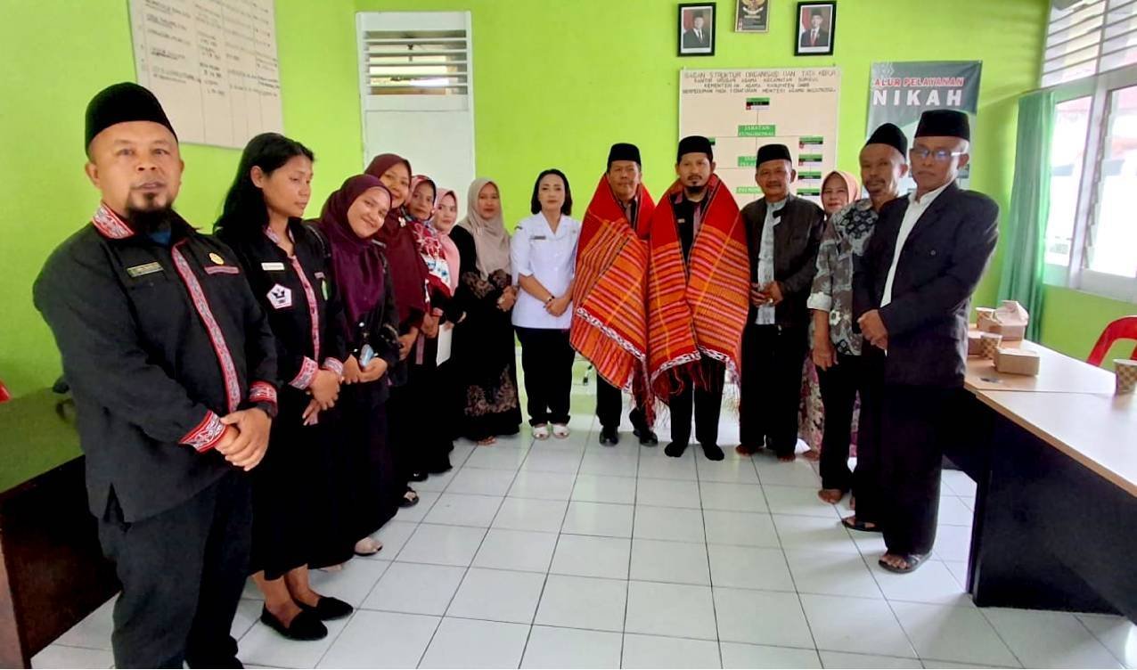 Diberi Ulos Ragi Hotang, Serah Terima Kepala KUA Sumbul Teguhkan Kesinambungan Tugas Mengayomi Masyarakat