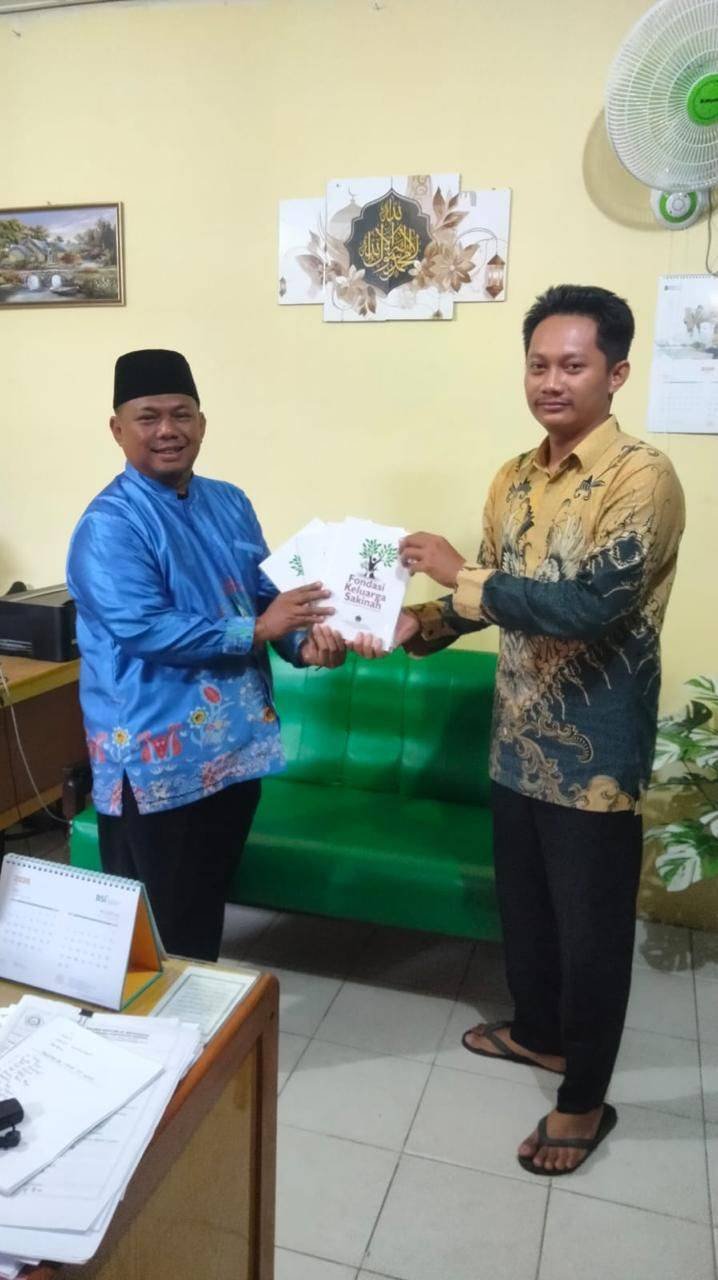 Dukung Pembinaan Catin, Ka. KUA Sei Kepayang Terima Buku Bimbingan Perkawinan dari Kemenag Asahan