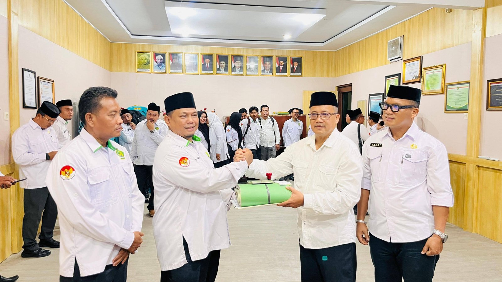 Moment Hangat Serah Terima Jabatan Kepala KUA, H. Taufik Hidayat Simanjuntak Resmi Jabat Kepala KUA Aek Ledong