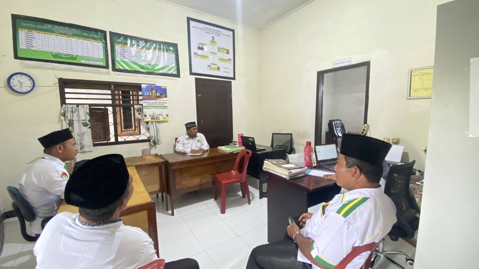 Rapat Pengenalan Internal Dan Sinergi Awal Kerja KUA Aek Ledong Bersama Pejabat KUA Baru