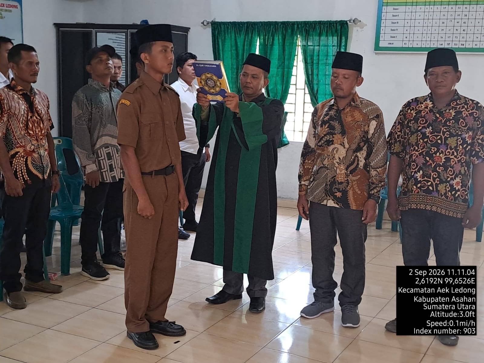 Penghulu KUA Aek Ledong Menjadi Rohaniawan Pada Pelantikan Kaur Tata Usaha Dan Umum Desa Aek Ledong
