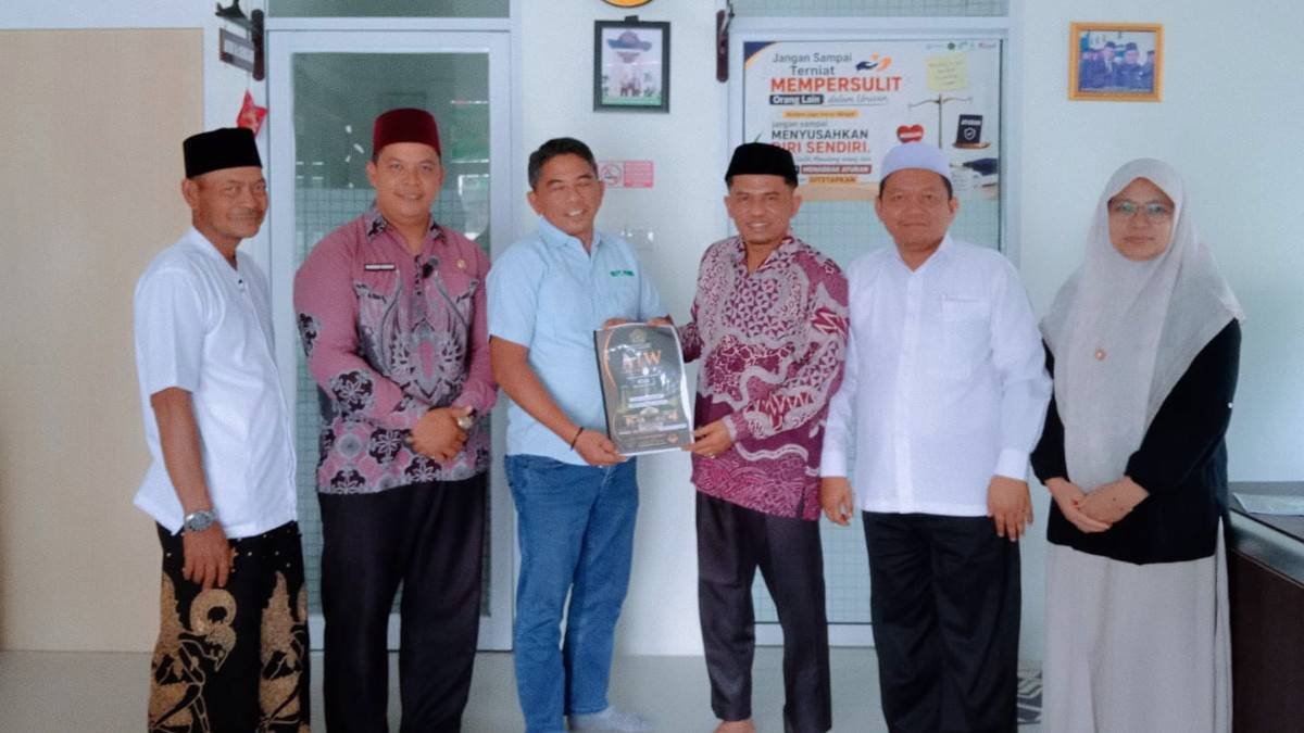 Amanah Wakaf Makin Kuat, KUA Kecamatan Siak Serahkan AIW untuk Perkebunan Pondok Pesantren Nurul Furqon