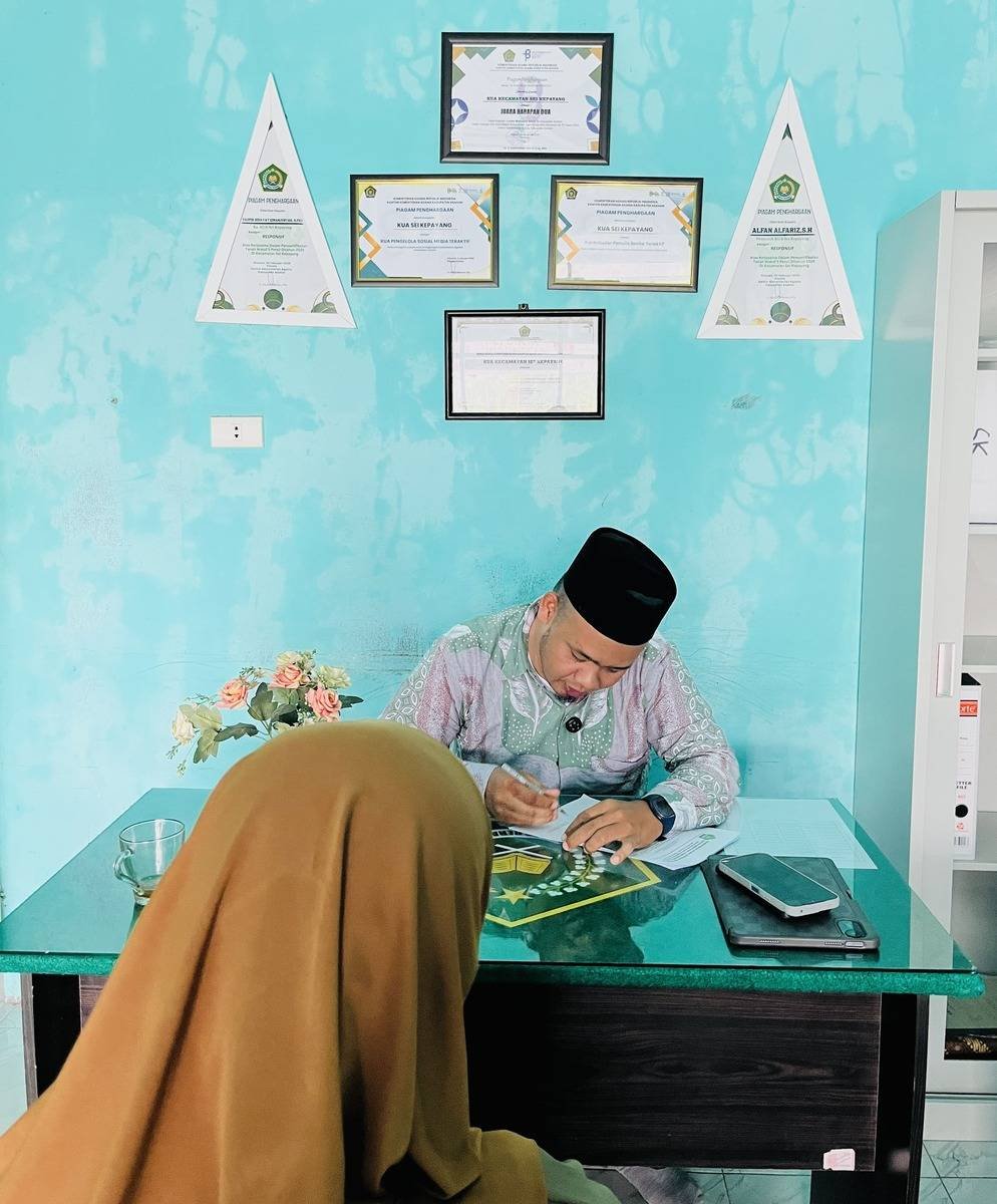 Ka. KUA Sei Kepayang Layani Masyarakat Terkait Ketidaksesuaian Nama pada KTP dan Buku Nikah