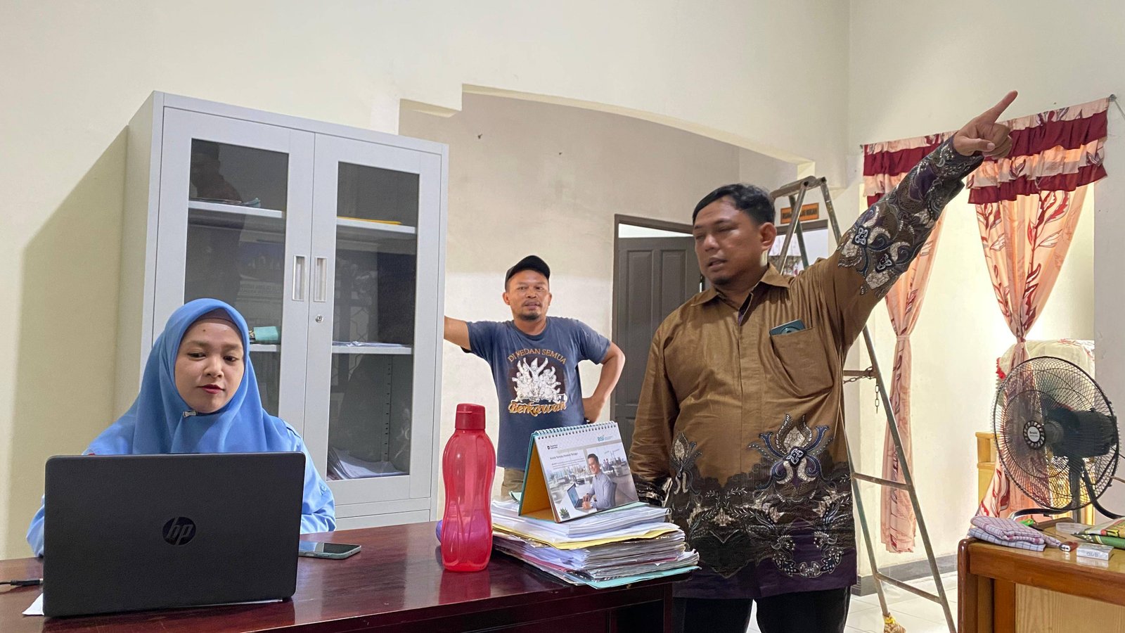 Wujudkan Kantor Nyaman dan Representatif, Kepala KUA Aek Ledong Pimpin Langsung Gotong Royong