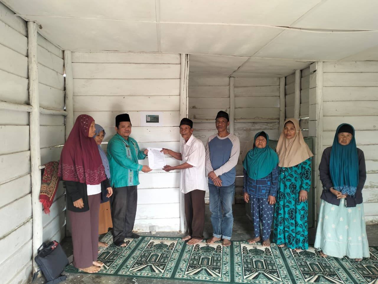 KUA Habinsaran Serahkan SK BKM dan Nomor ID Musholla Nurul Huda Matio di Desa Parsoburan Barat