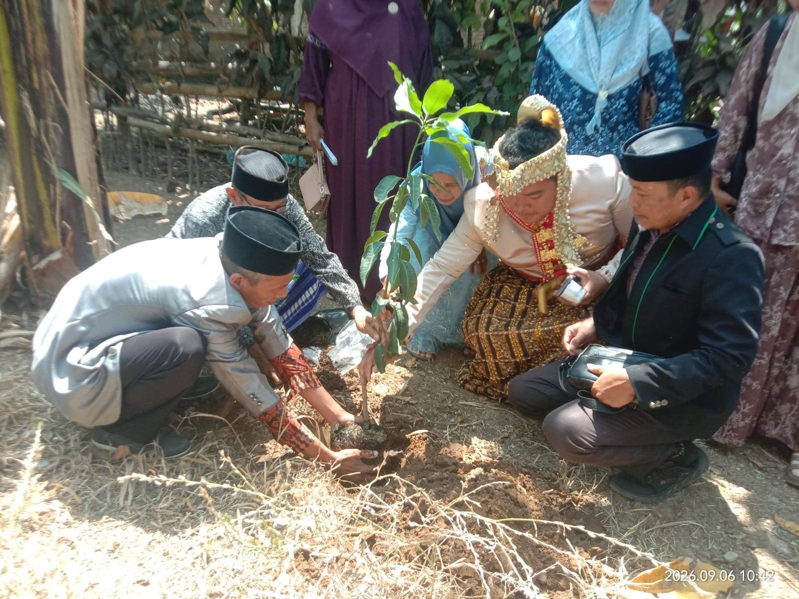 “Tanam Pohon Sebelum Menikah, Penghulu KUA Bantimurung Ajak Catin Rawat Cinta dan Lingkungan”.