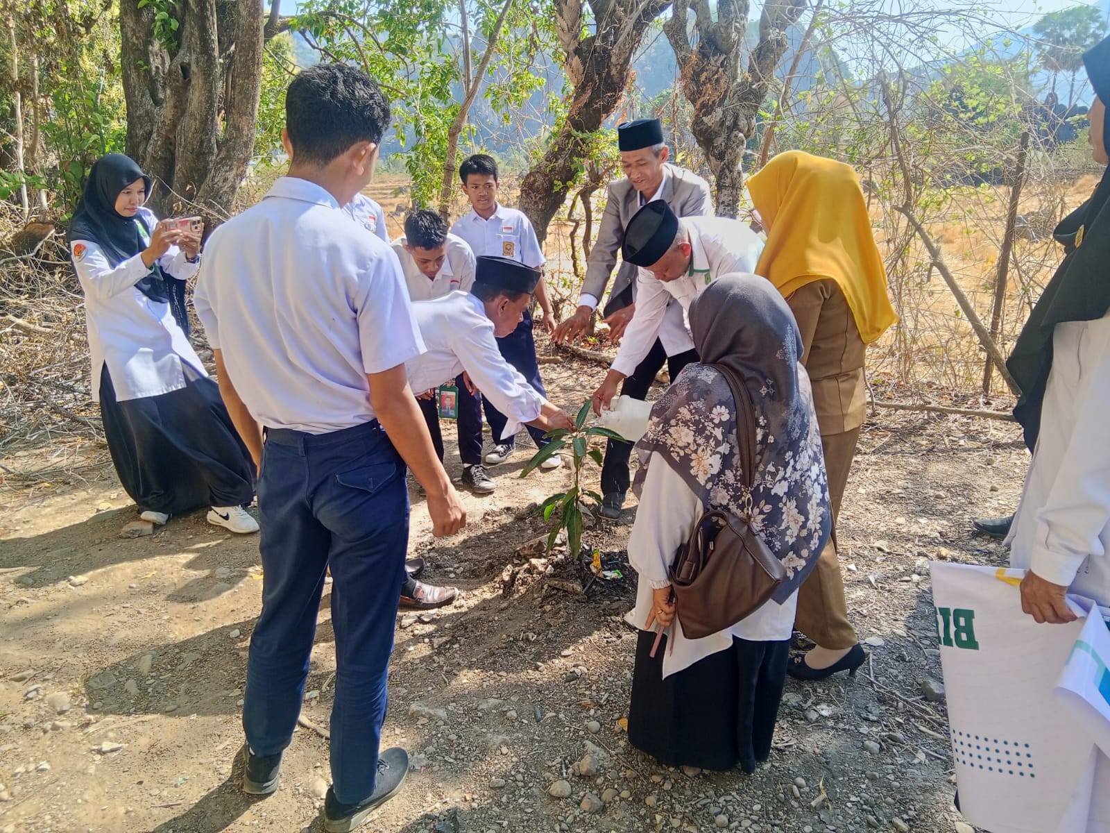 KUA Bantimurung Bersama SMP 39 Satap Leang-Leang Tanam Pohon, Wujudkan Kepedulian Lingkungan