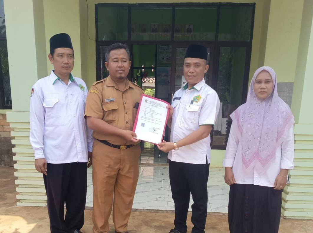 KUA Melinting bersama Penyuluh Agama Serahkan ID Musala kepada Takmir
