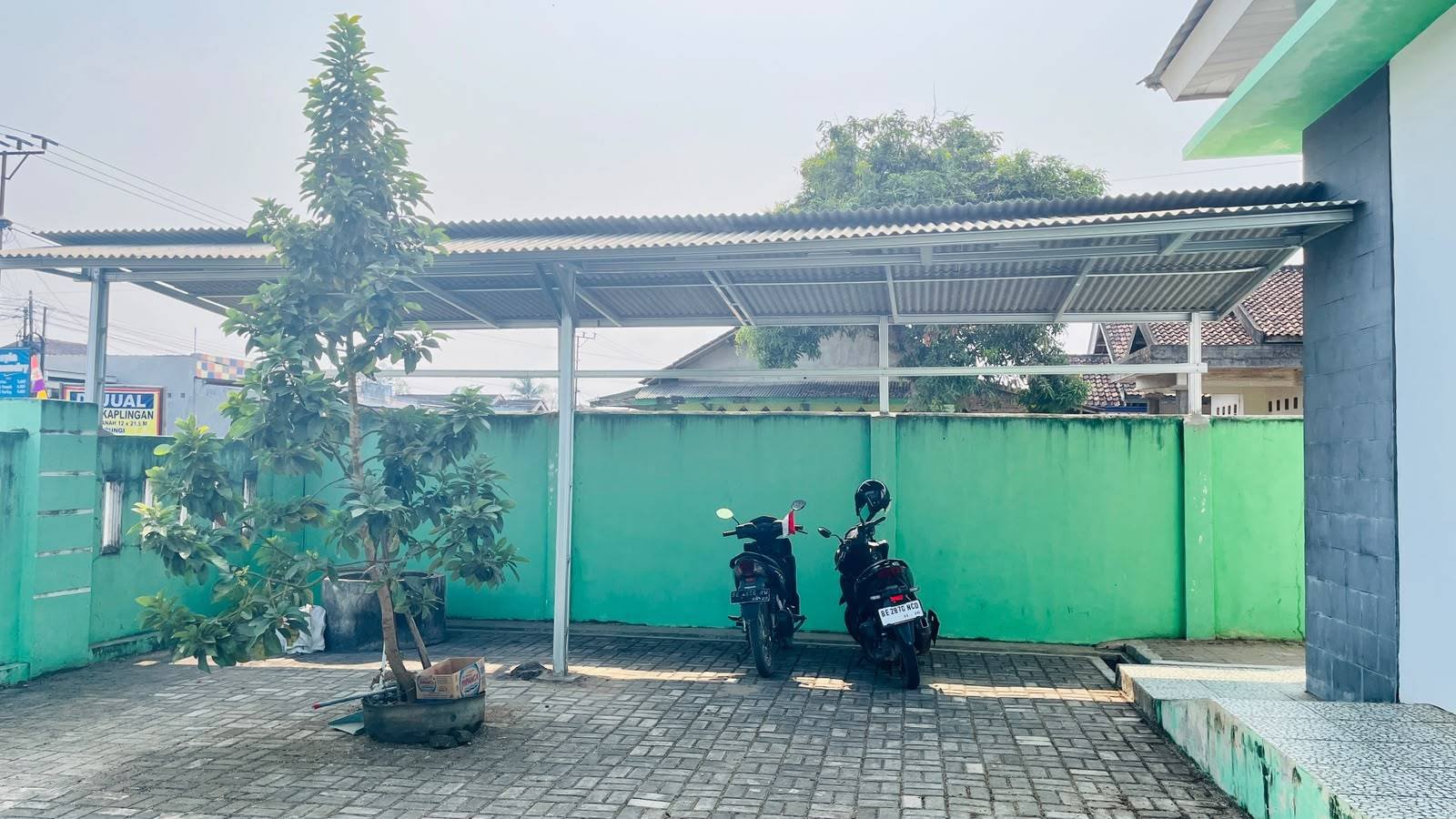Tingkatkan Kualitas Layanan dan Kenyamanan, KUA Sekampung Bangun Tempat Parkir Motor Swadaya