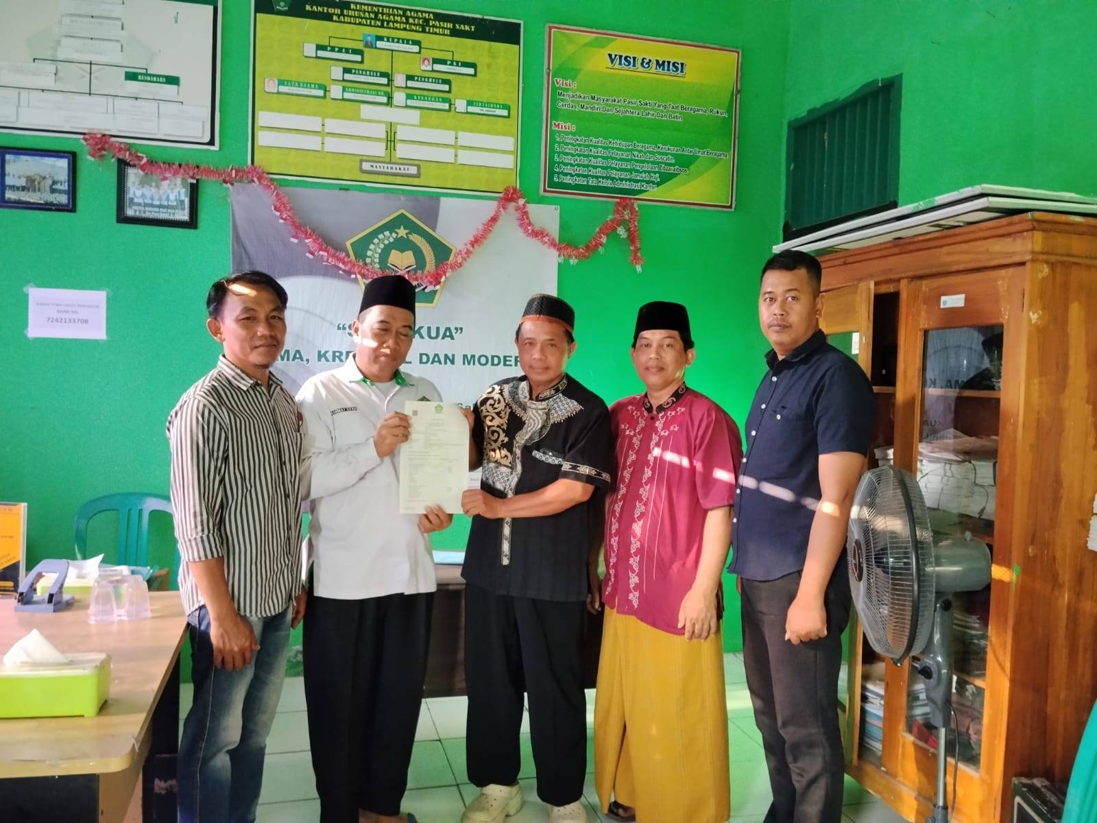 KUA Pasir Sakti Serahkan Sertifikat EAIW Yayasan Al Furqon untuk Pembangunan SMK BMW Rejomulyo