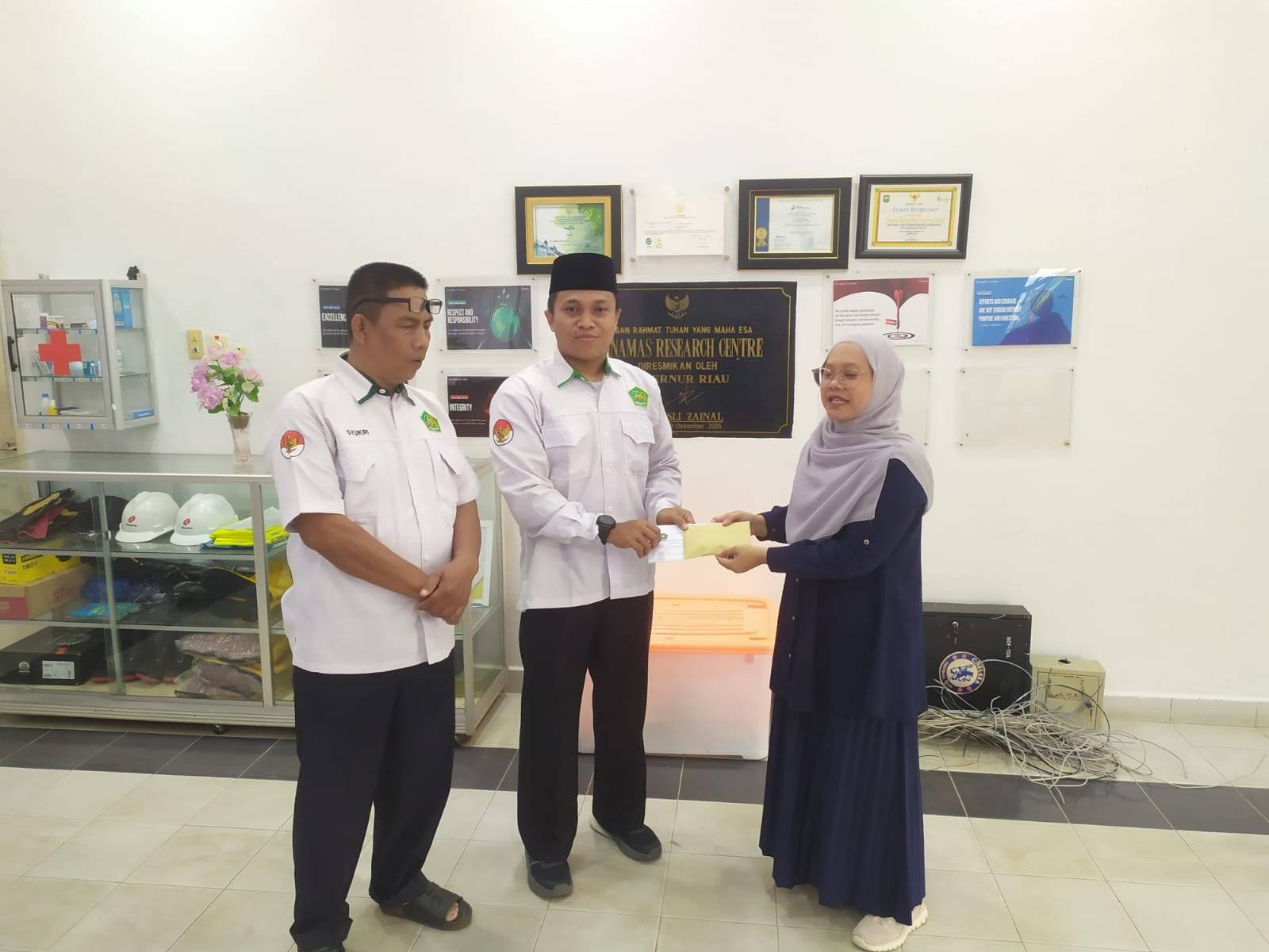KUA Tualang Sampaikan Apresiasi atas Kepedulian Pimpinan dan Karyawan PT. ASM dan PT. ASL dalam Bantuan Kemanusiaan Korban Bencana