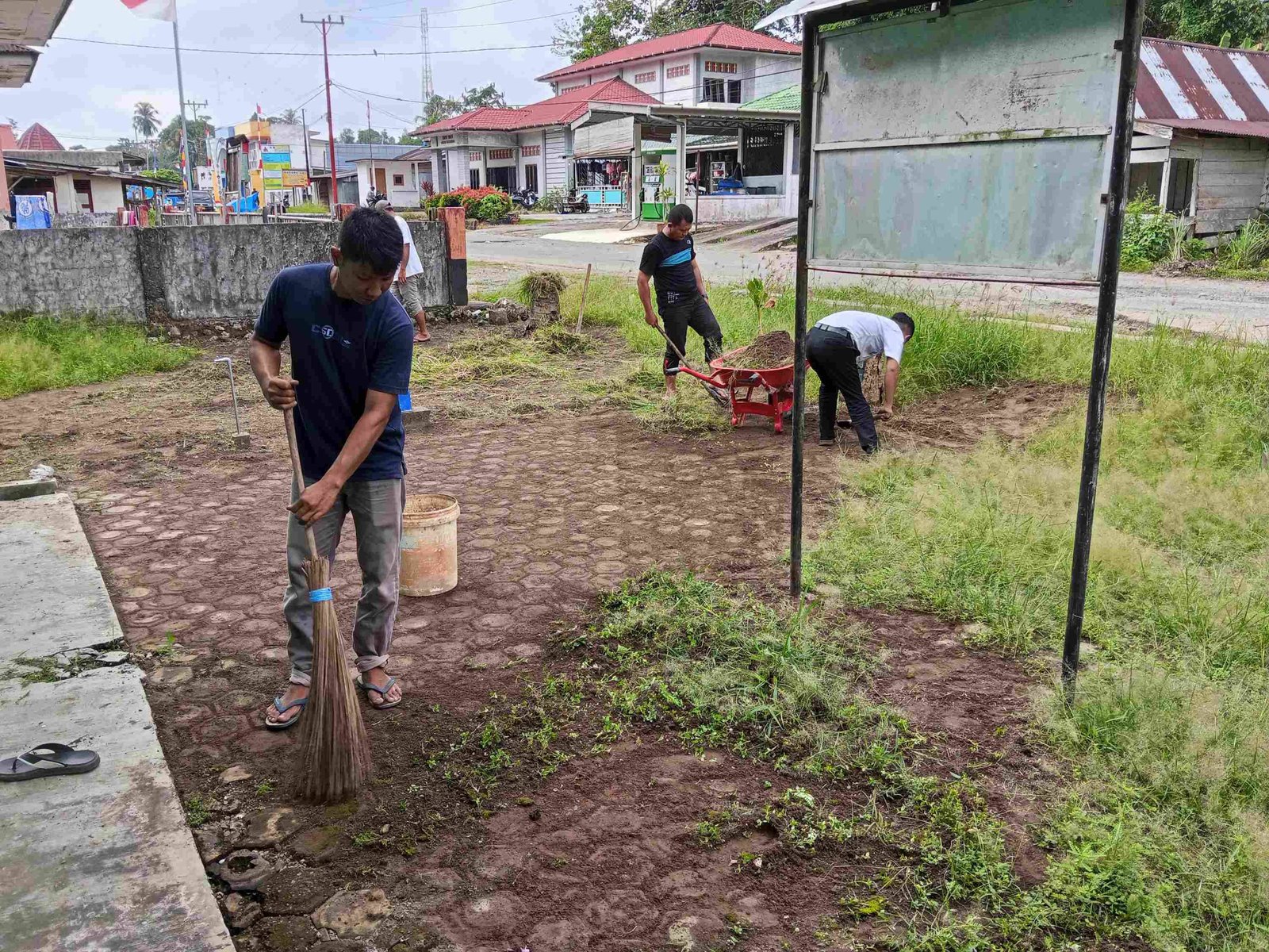 Wujudkan KUA ASRI, KUA Tuhemberua Bersihkan Kantor dan Tata Ruang Kerja