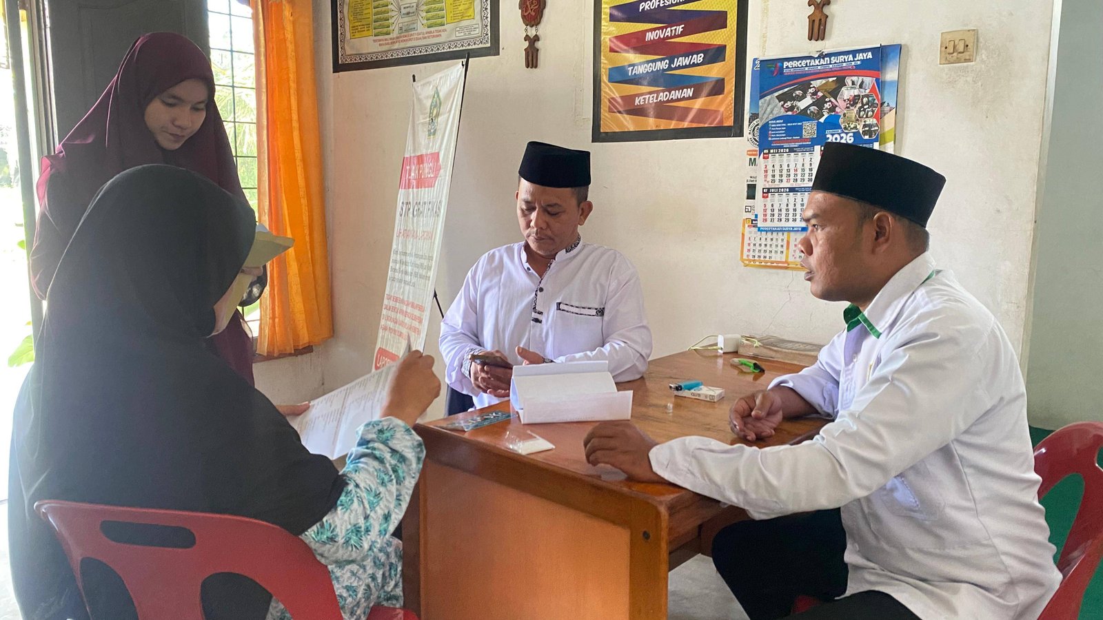 KUA Aek Ledong Layani Konsultasi Perbedaan Data KTP Dengan Surat Rekomendasi Masyarakat