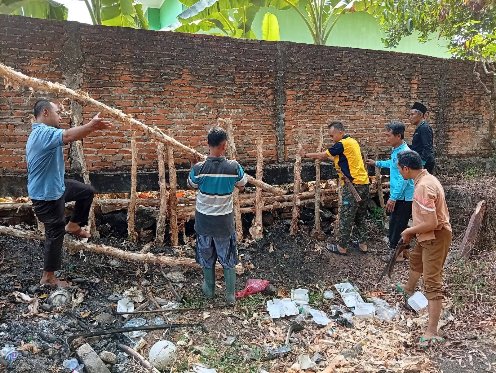 Giat Jumat Berkah, KUA Purbolinggo Gelar Aksi Bersih Lingkungan