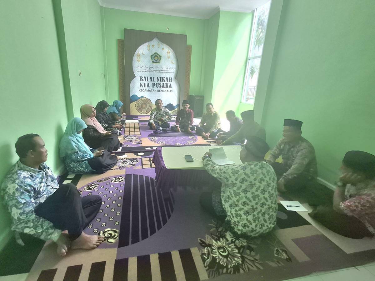 KUA Bengkalis Gelar Rapat Rutin, Persiapkan e-Kinerja Triwulan III dan Penyambutan Mahasiswa Magang