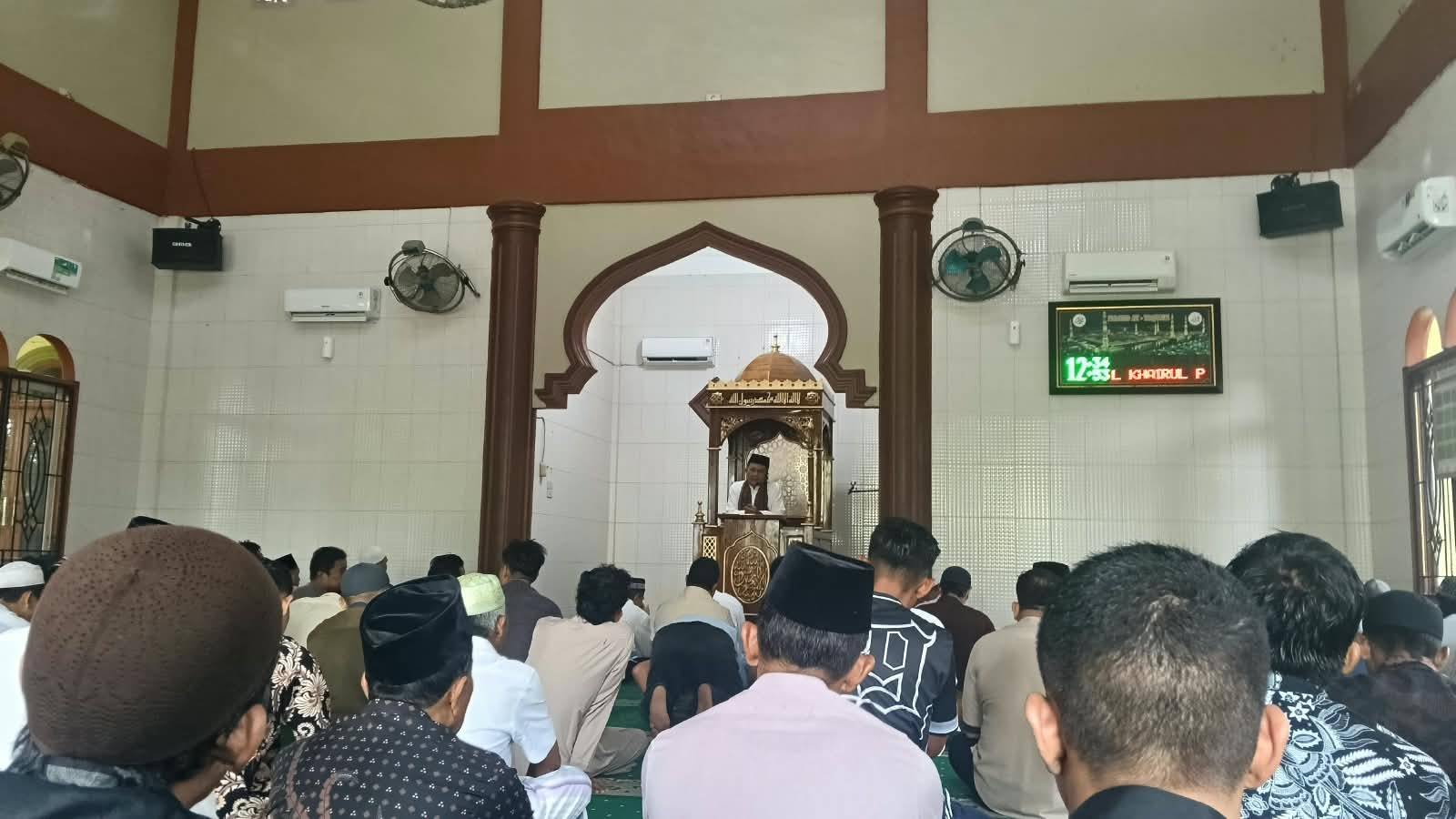 Sampaikan Khutbah Jum’at, Penghulu KUA Aek Ledong Ajak Jama’ah Amalkan Ibadah Bulan Rabiul Akhir