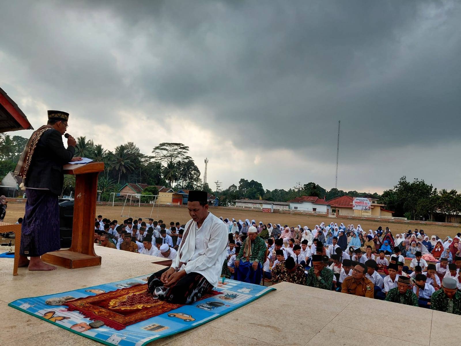 Kepala KUA Mataram Baru Pimpin Salat Istisqa, Hujan Turun Saat Doa Dipanjatkan