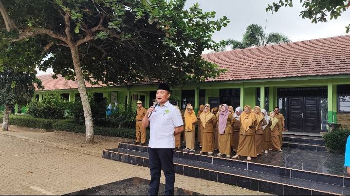 KEPALA KUA MELINTING JADI PEMBINA UPACARA DI SMAN 1 MELINTING