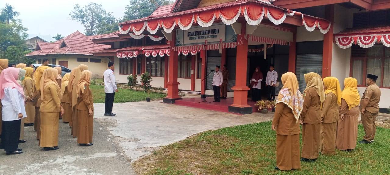 Tingkatkan Disiplin dan Sinergi, KUA Kuantan Mudik Ikuti Apel Pagi di Kantor Camat