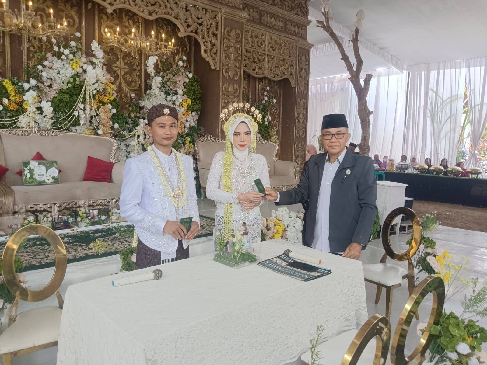 Kepala KUA Purbolinggo Pimpin Pencatatan Pernikahan di Taman Fajar