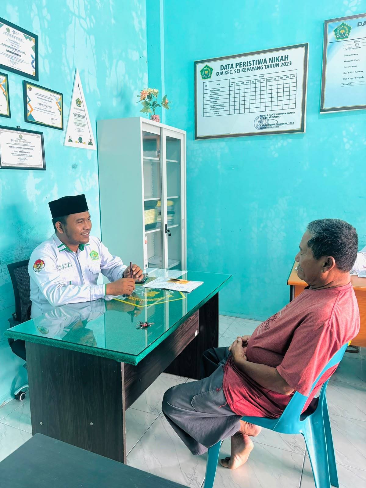 Dekat dengan Masyarakat, KUA Sei Kepayang Berikan Solusi atas Kesalahan Nama Buku Nikah