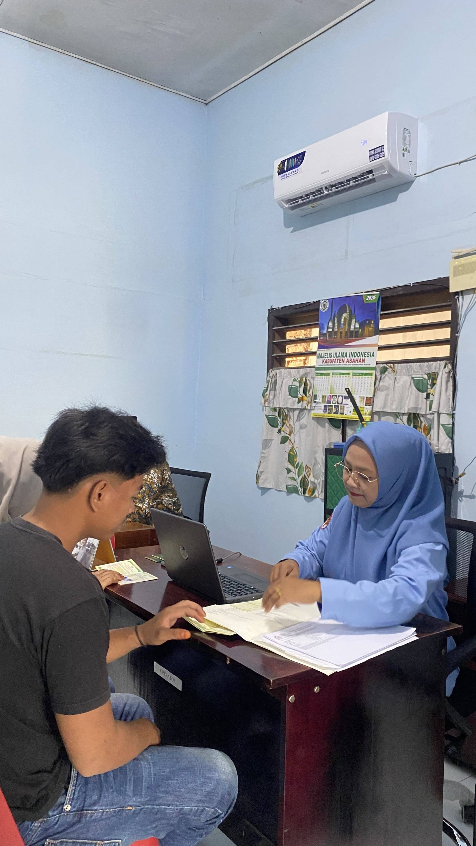 Dukung Layanan Digital, Operator SIMKAH KUA Aek Ledong Pastikan Akurasi Data Pernikahan Masyarakat