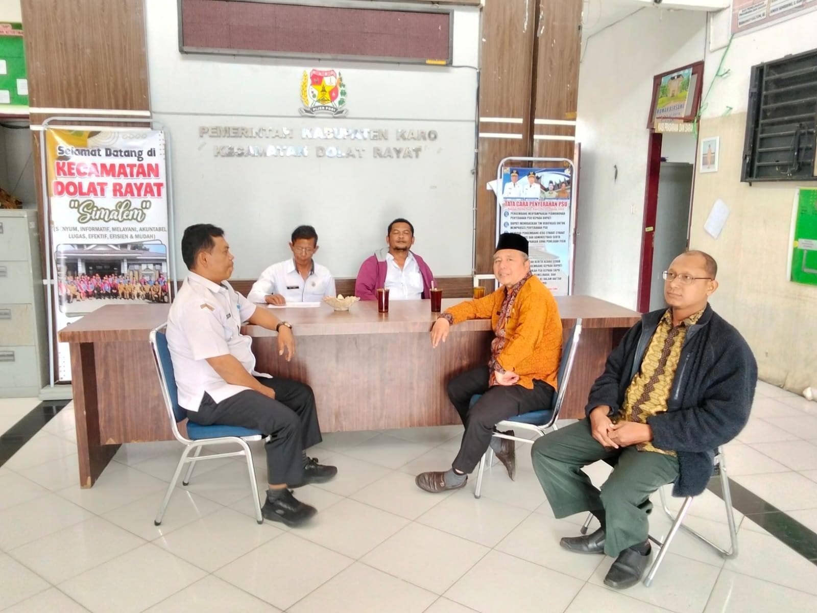 Perkuat Sinergi Lintas Sektor, Kepala KUA Dolat Rayat Bersilaturahmi ke Camat Dolat Rayat