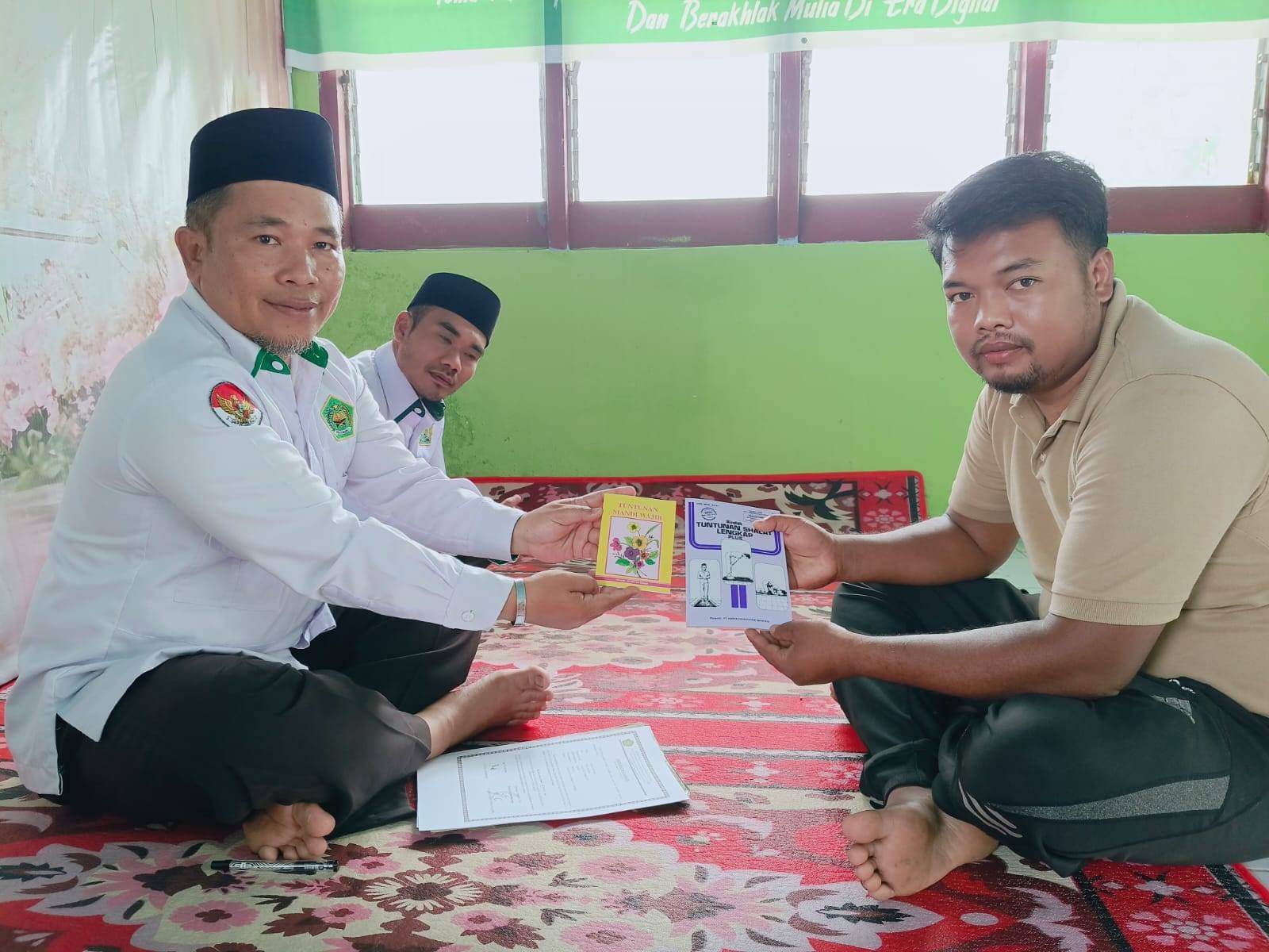 Kepala KUA Tigalingga Berikan Buku Bimbingan Ibadah untuk Bekal Menuju Rumah Tangga Sakinah