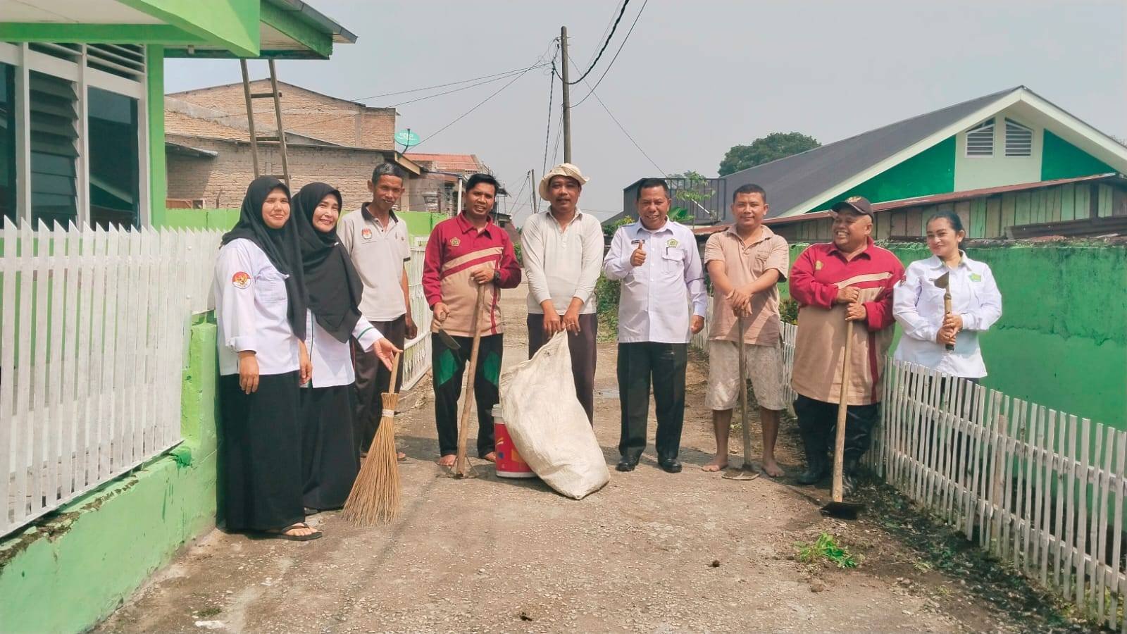 Kompak Bergerak, KUA Sidikalang Perkuat Teamwork Lewat Program Gotong Royong Kemenag Asri