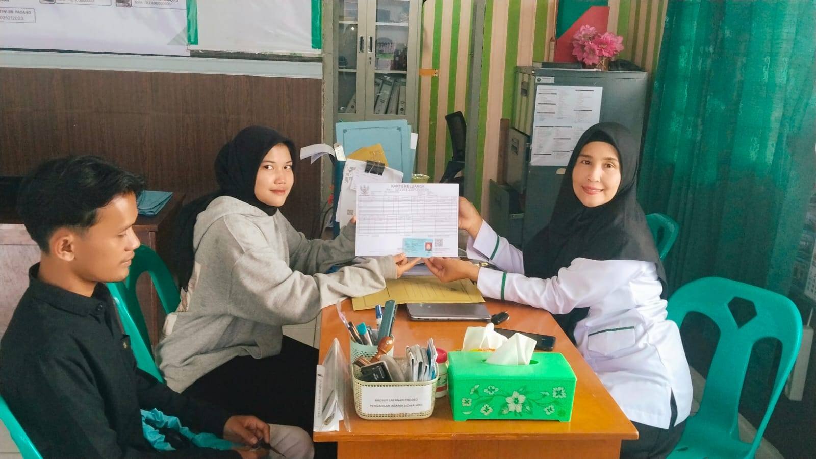 Tak Perlu Bolak-Balik Urus Adminduk, KUA Sidikalang Fasilitasi KK dan KTP Catin