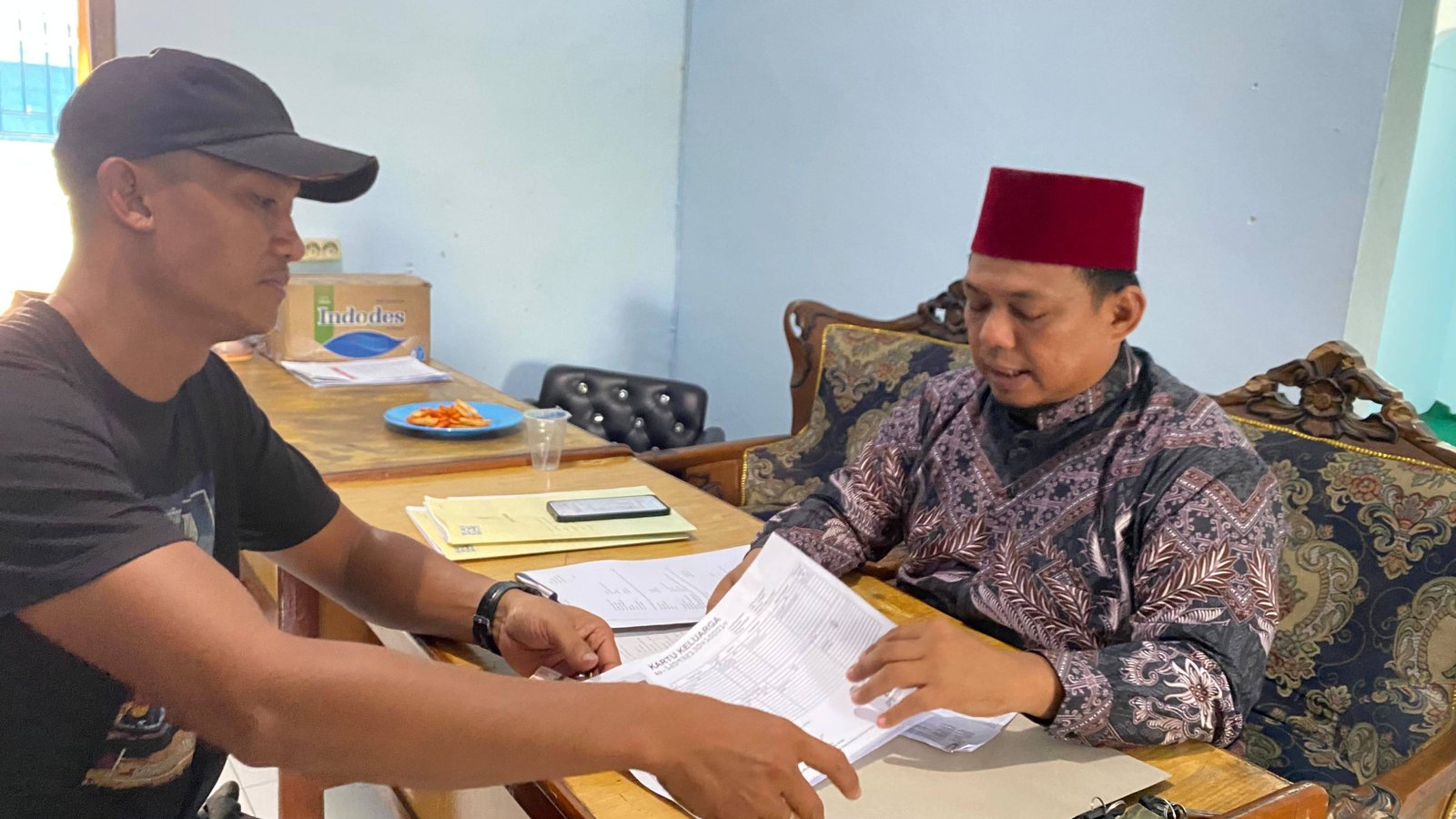 Amankan Aset Umat, Kepala KUA Aek Ledong Terima Berkas Pengurusan AIW (Akta Ikrar Wakaf) Masjid At Taqwim Desa Ledong Barat