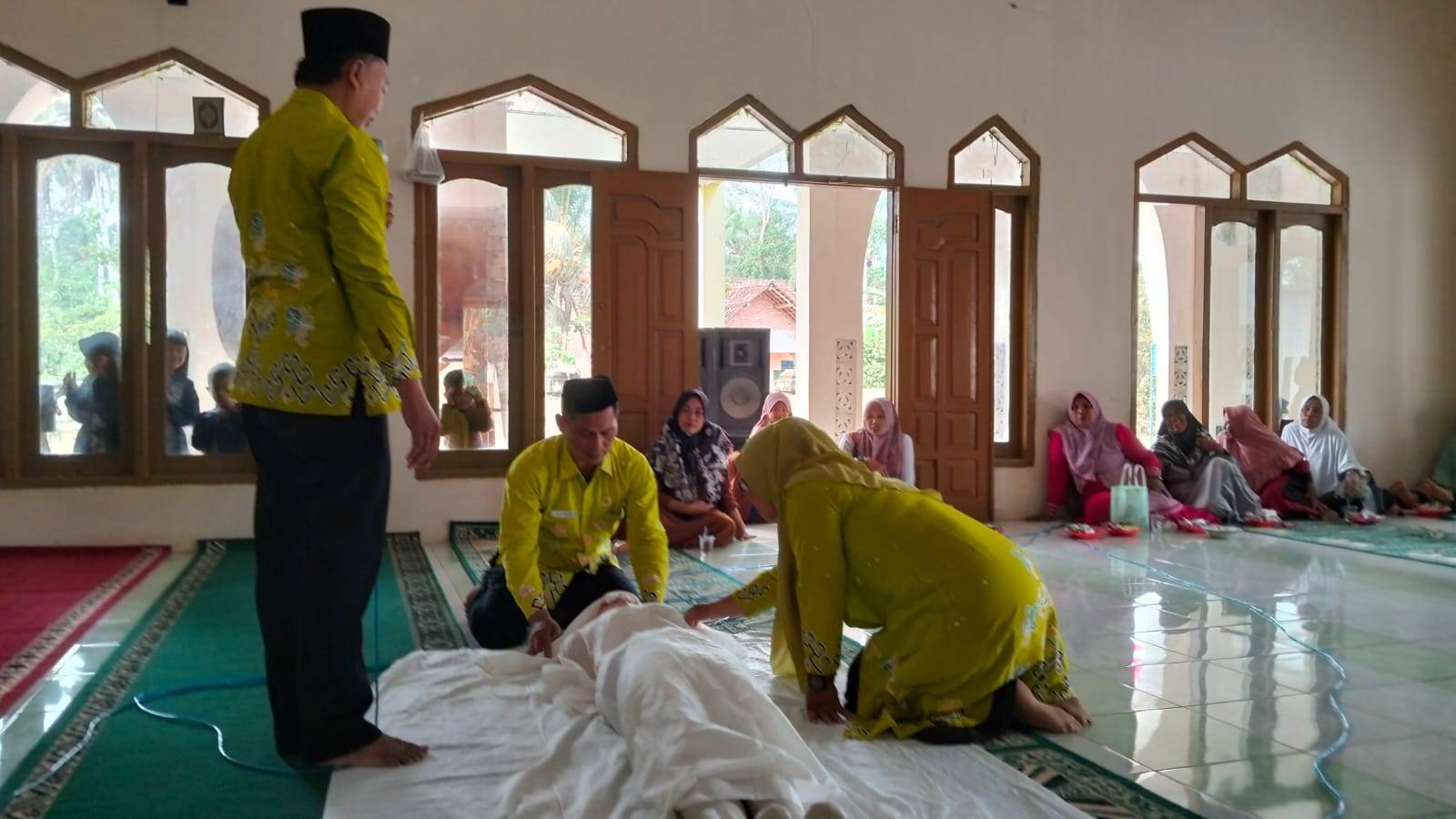 KUA Marga Tiga Berikan Pembinaan Pemulasaran Jenazah kepada Jamaah Majelis Taklim Nurul Iman Desa Negeri Agung