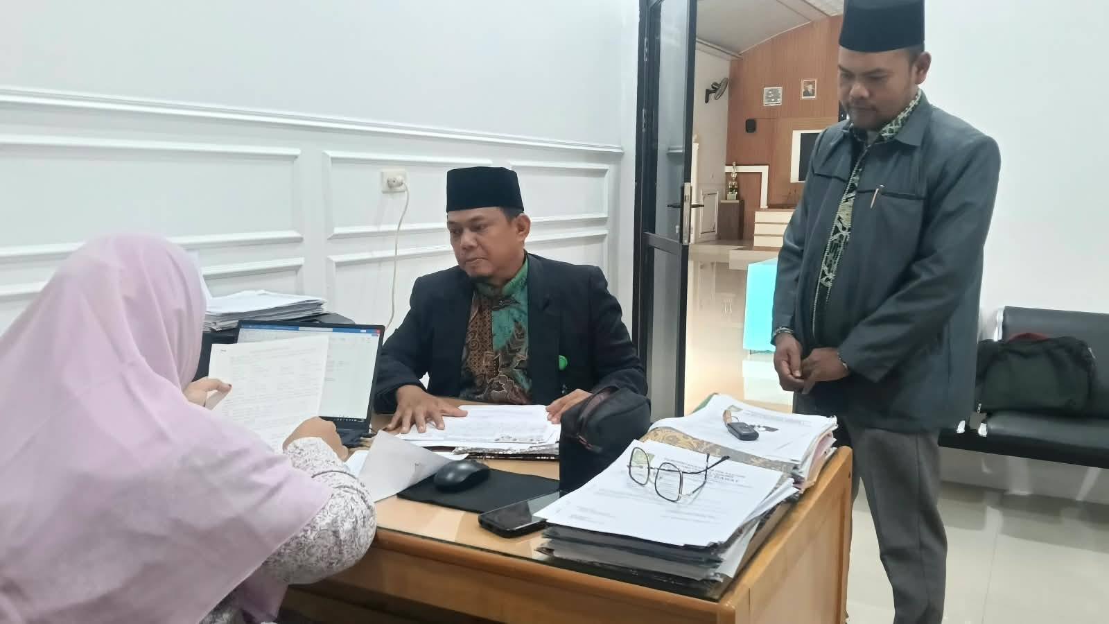 Kunjungi Kantor Desa Ledong Barat, Ka. KUA Aek Ledong Bahas Sertifikasi Tanah Wakaf