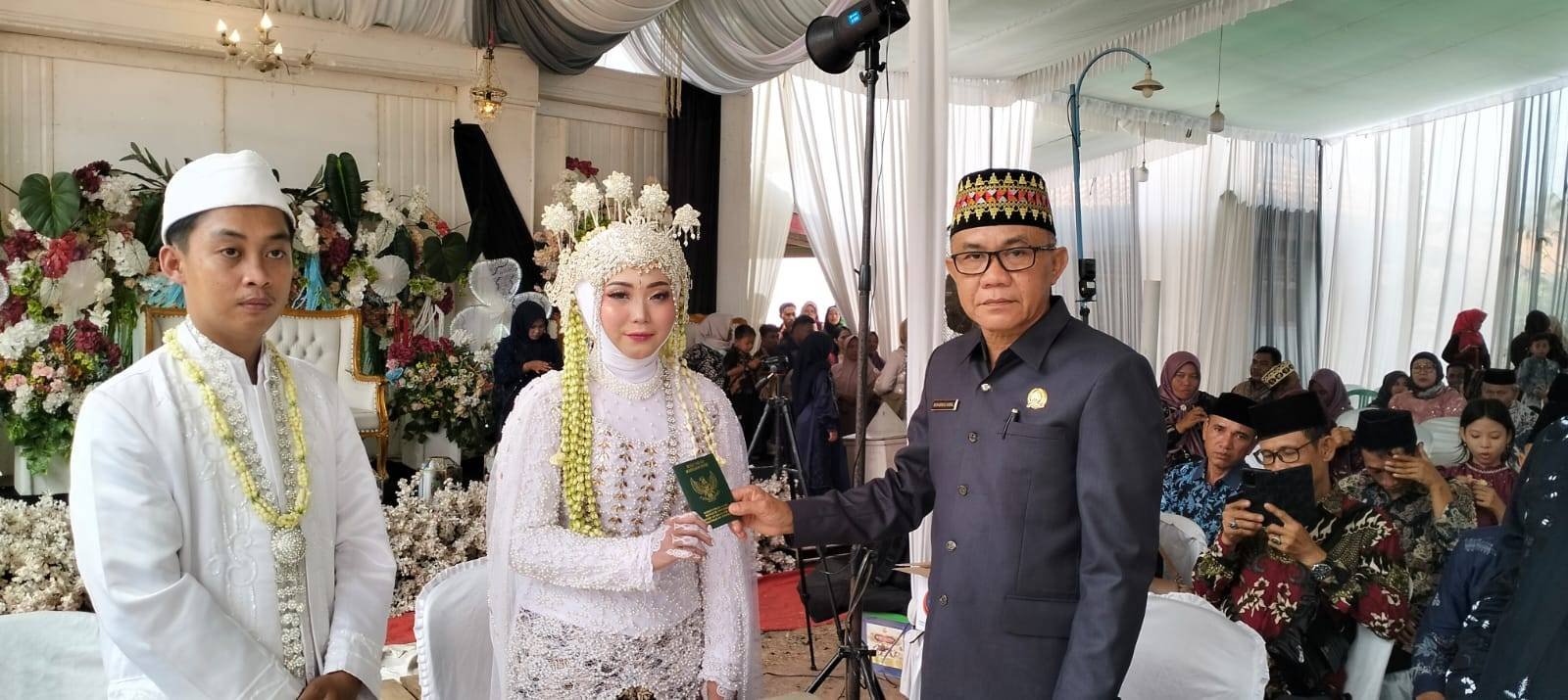 Kepala KUA Purbolinggo Pimpin Akad Nikah Julio Kristoper dan Winda Fitriani