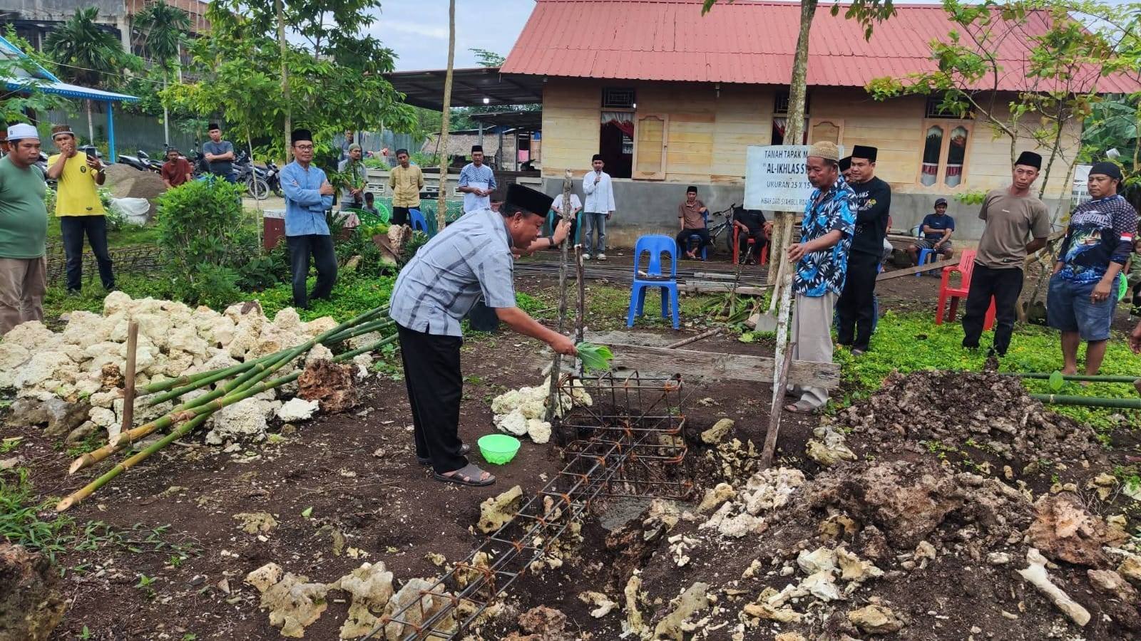 Kepala KUA Lahewa Hadiri Peletakan Batu Pertama Pembangunan Musholla Ikhlassyah
