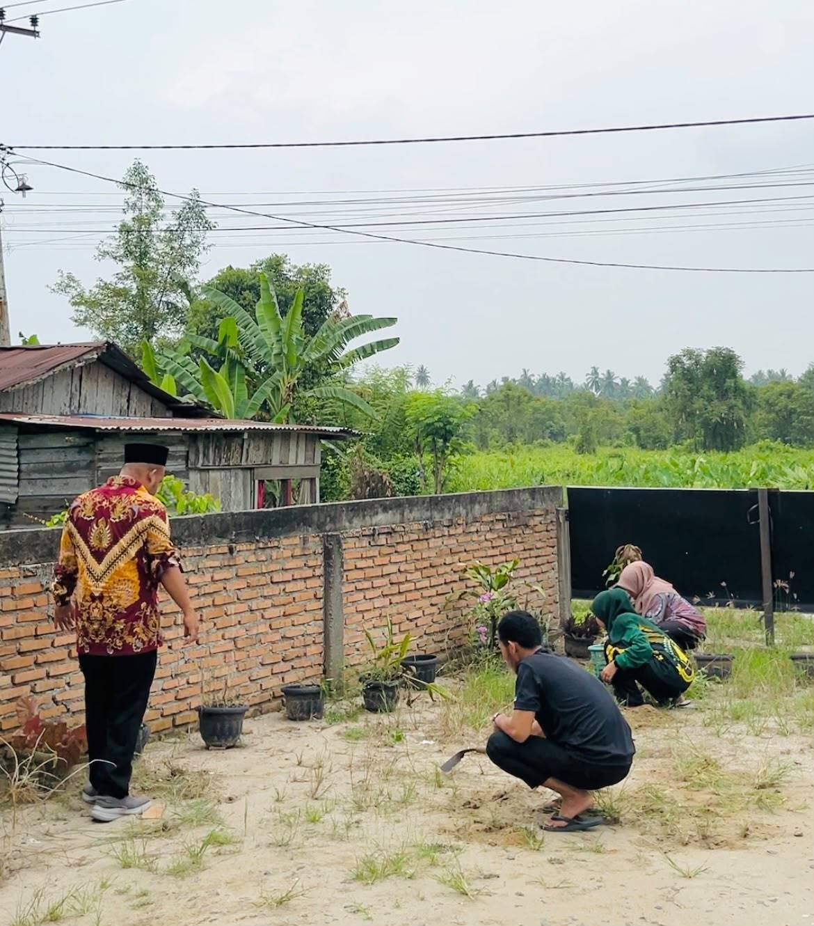 Semangat Kebersamaan, KUA Sei Kepayang Kompak Bergotong Royong Wujudkan Lingkungan Kantor yang Asri