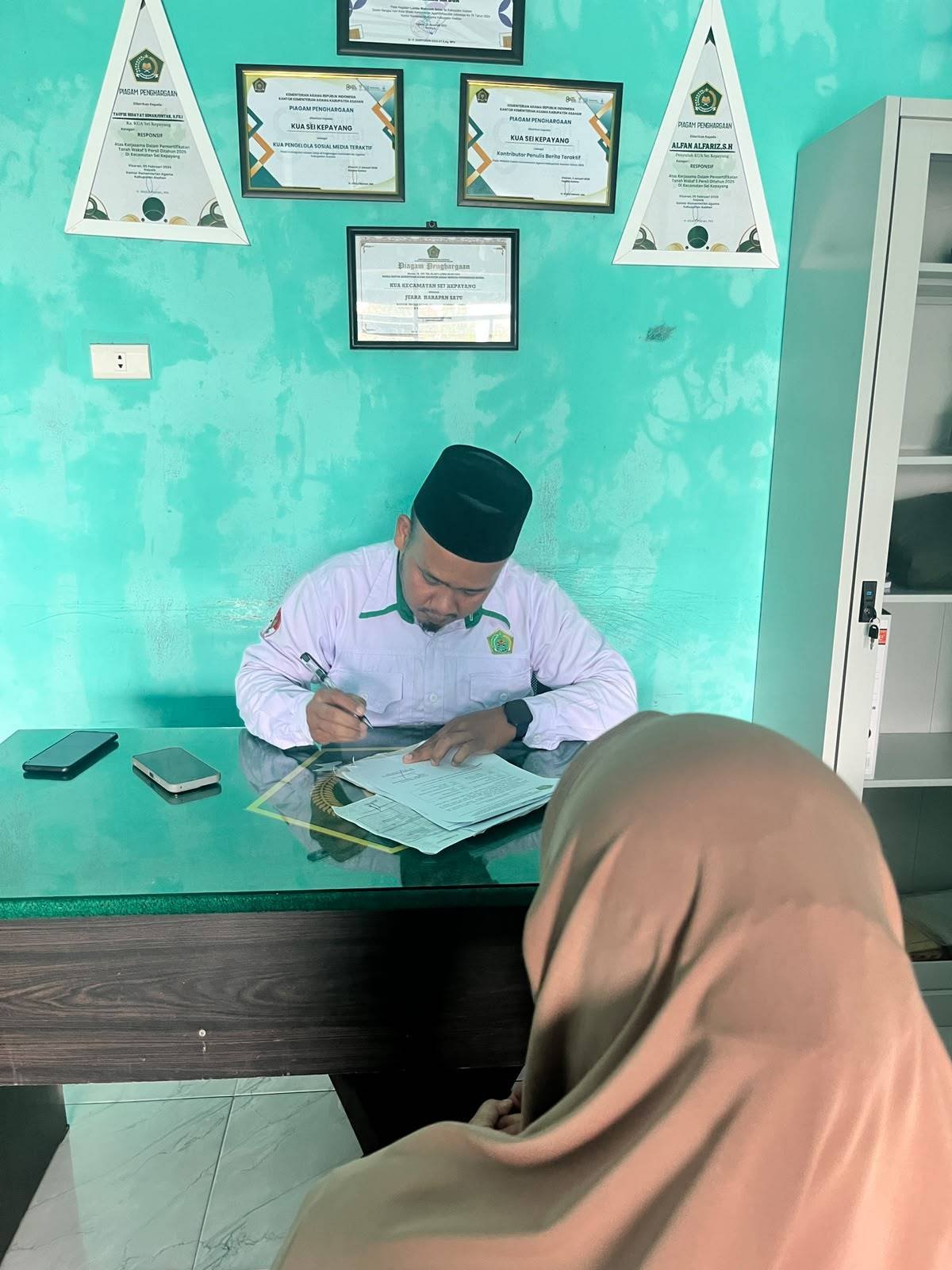 Administrasi Akurat, Pelayanan Bersahabat : Ka. KUA Sei Kepayang Layani Warga