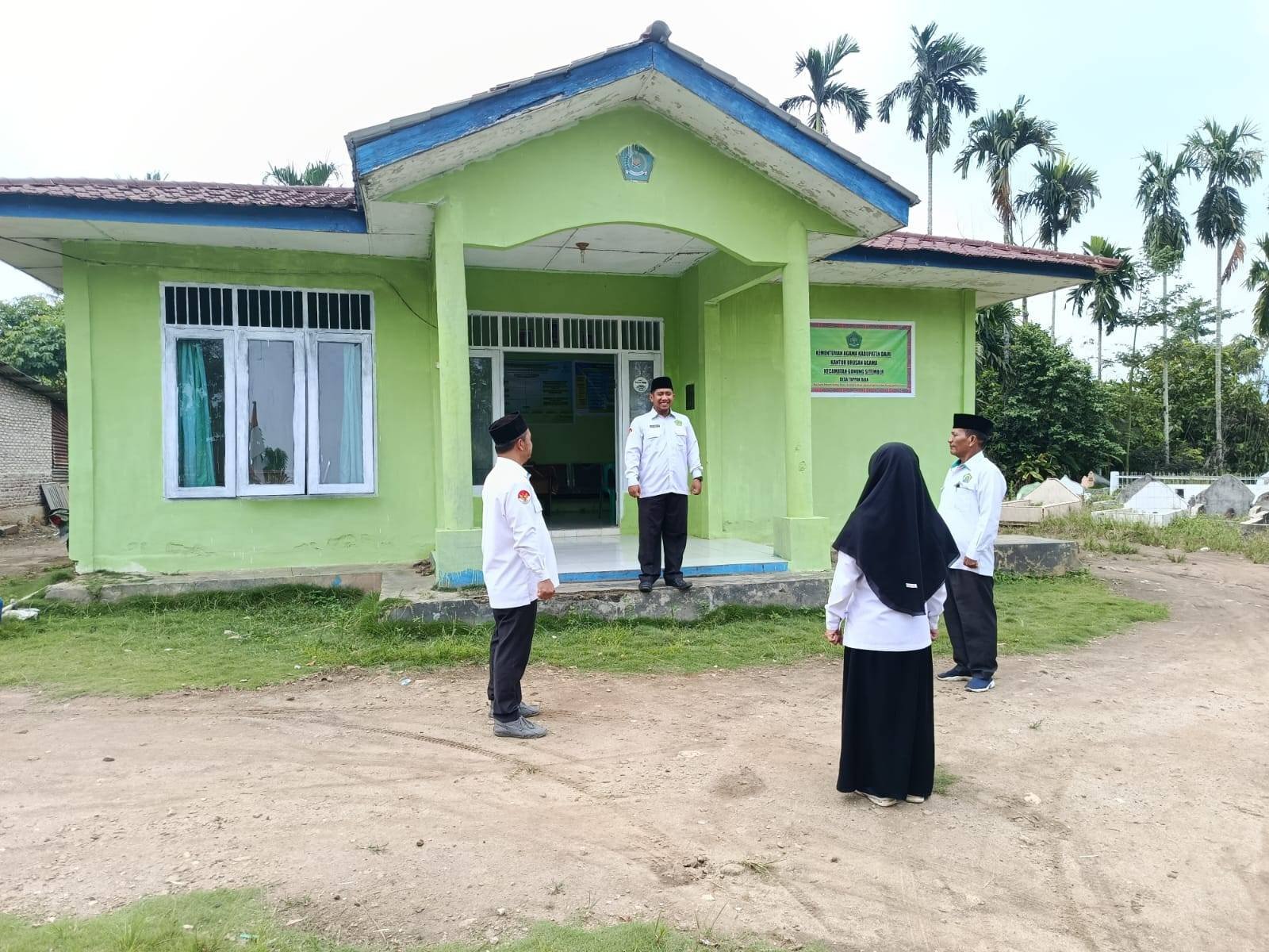 KUA Gunung Sitember Gelar Apel Pagi, Kepala KUA Tekankan Disiplin dan Pelayanan Prima