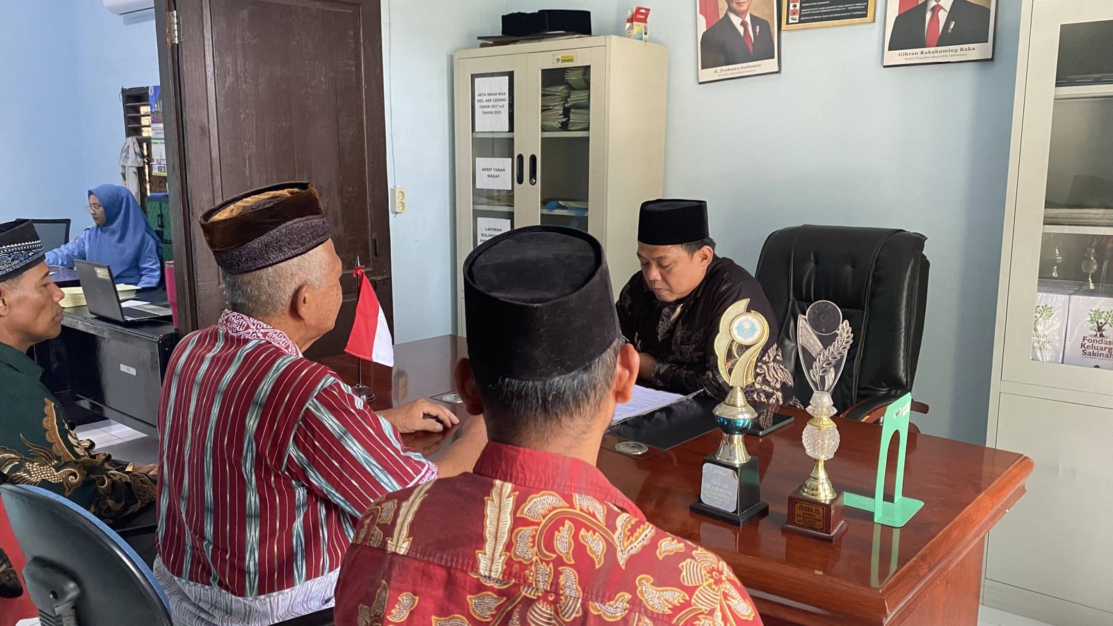 Tingkatkan Pelayanan, Ka. KUA Aek Ledong Pandu Prosesi Iqrar Taukil Wali Bil Kitabah