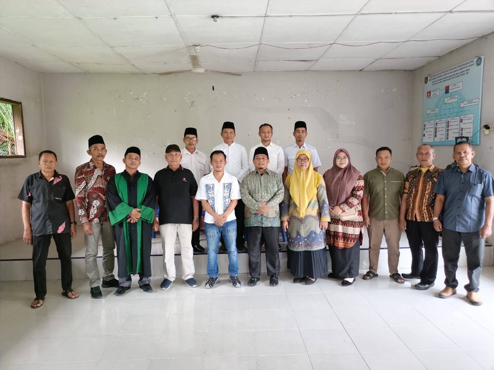 Khidmat, Kepala KUA Aek Ledong Hadiri Sekaligus Pimpin Doa Pelantikan Anggota KPPS Desa Ledong Timur