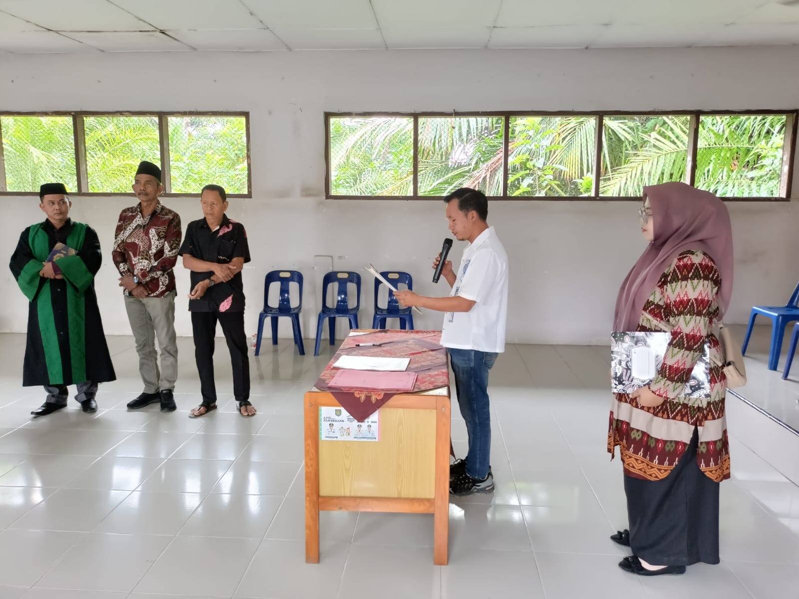 Penghulu KUA Aek Ledong Jadi Rohaniawan Pelantikan KPPS Desa Ledong Timur