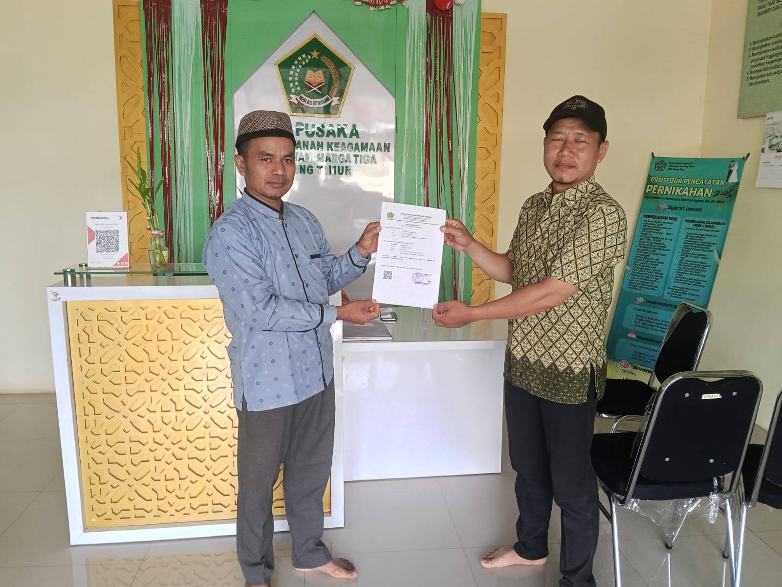 Legalisasi Masjid, KUA Marga Tiga Serahkan SKT Masjid Baiturrahim Desa Gedung Wani