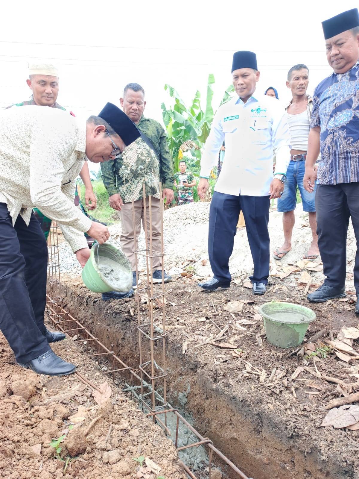 Peletakan Batu Pertama Mushola Ar-Rahman, KUA STM Hilir Ajak Masyarakat Perkuat Kebersamaan