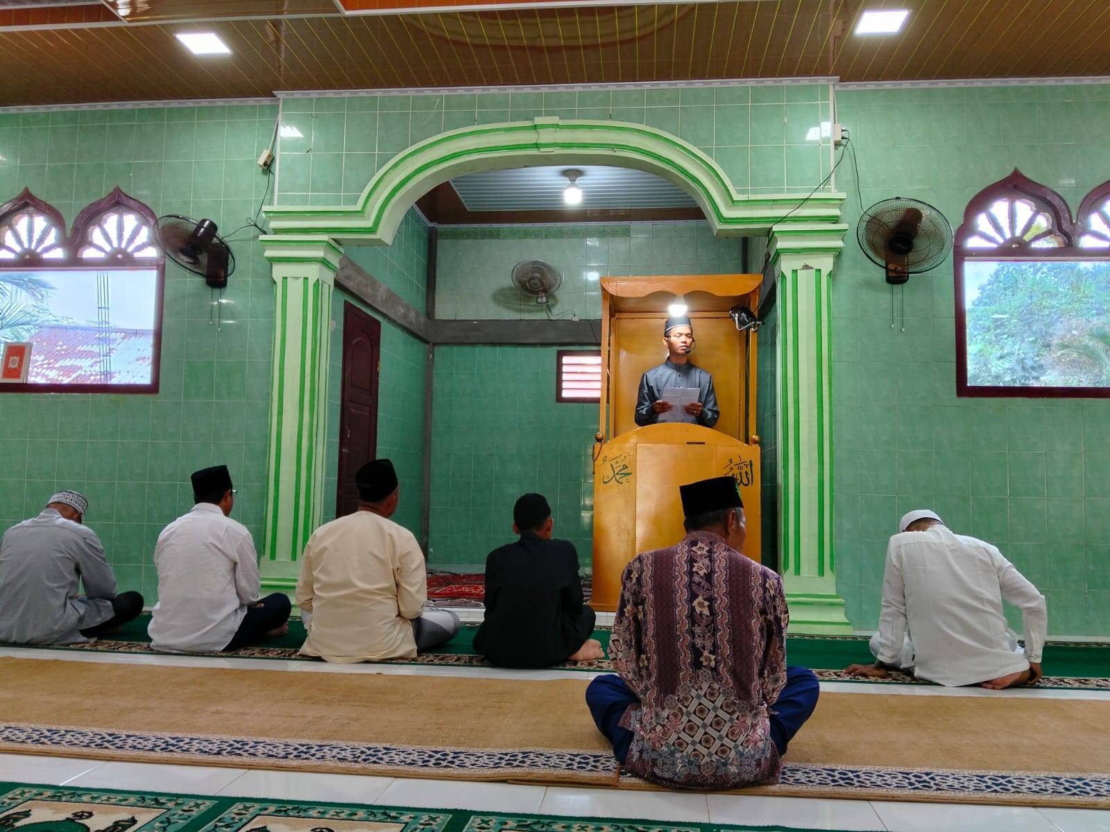 Penghulu KUA Alasa Ajak Jamaah Perbanyak Amal Saleh untuk Tingkatkan Iman dan Takwa