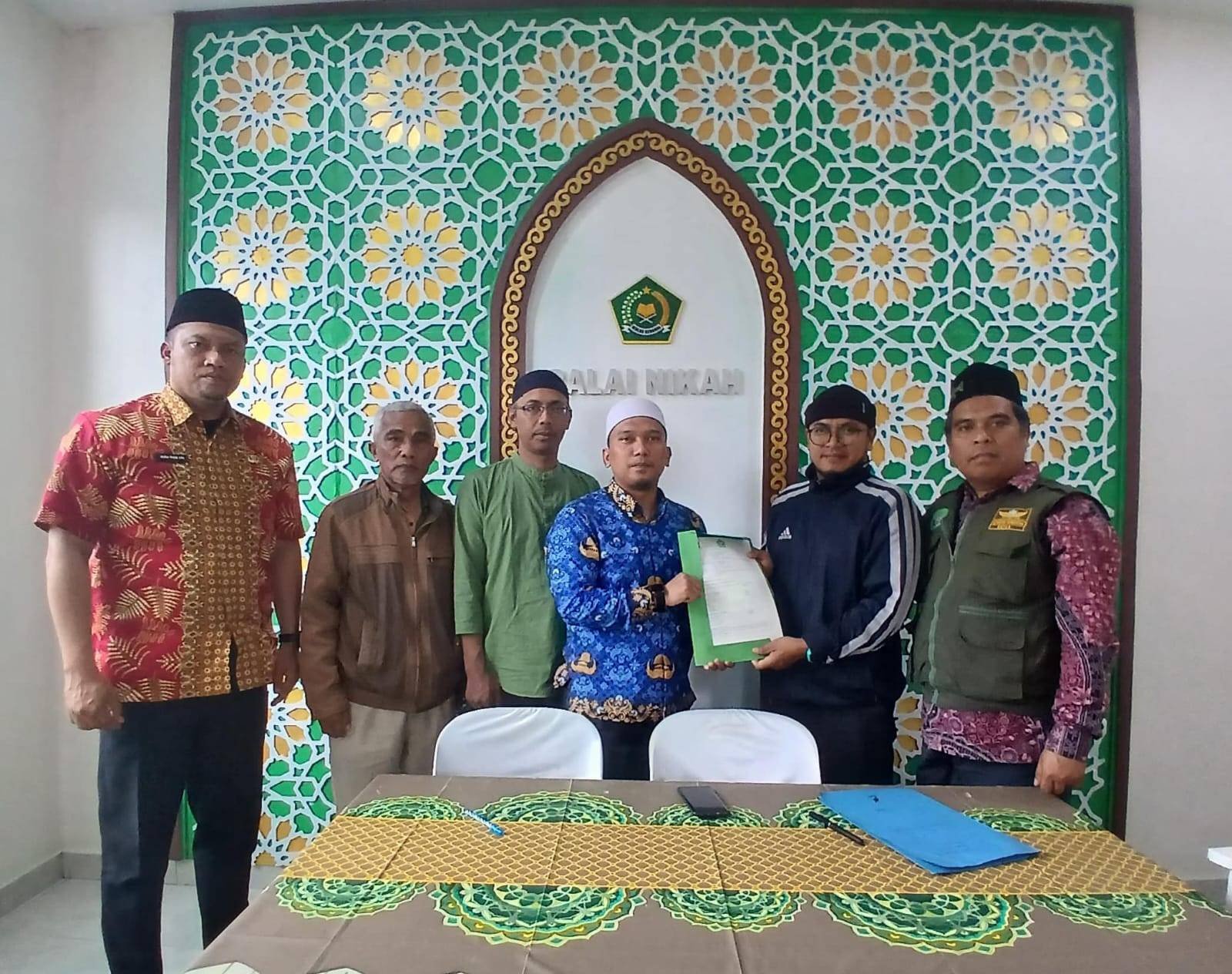 Kepala KUA Berastagi Serahkan Akta Ikrar Wakaf Tanah Surau Babul Jannah