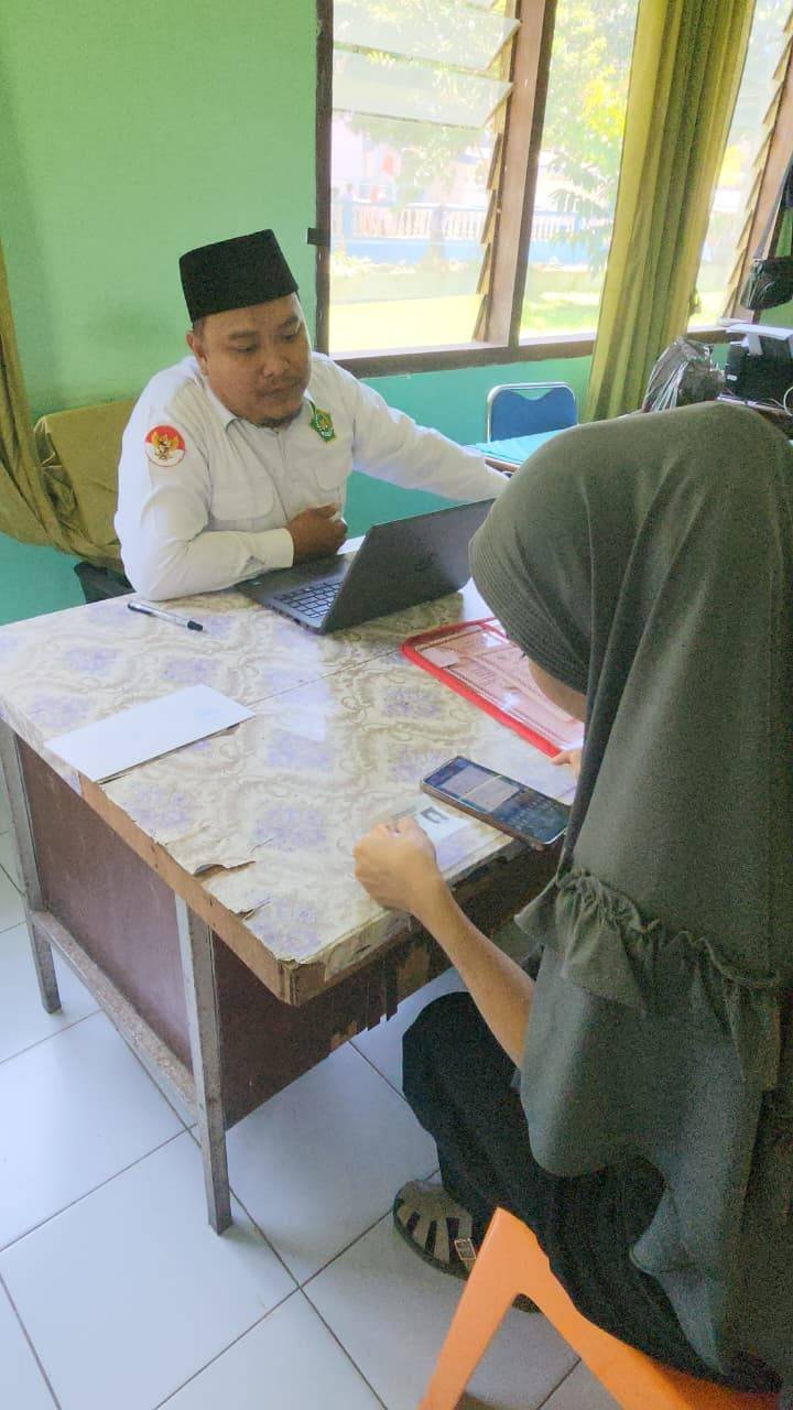 Layanan Nikah Makin Mudah dan Digital: Penghulu KUA STM Hilir Bimbing Catin Daftar Nikah Secara Online