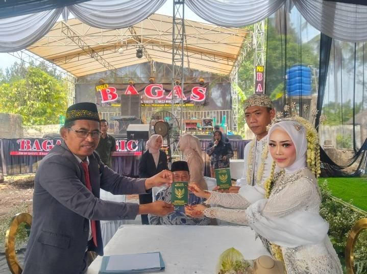 Kepala KUA Mataram Baru Pimpin Akad Nikah di Rajabasa Baru