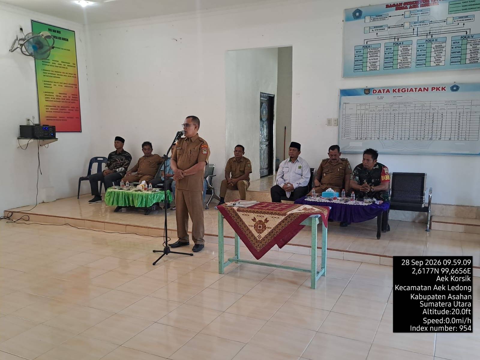 Kawal Momentum Demokrasi, Ka. KUA Aek Ledong Pimpin Doa Pelantikan KPPS Desa Aek Korsik