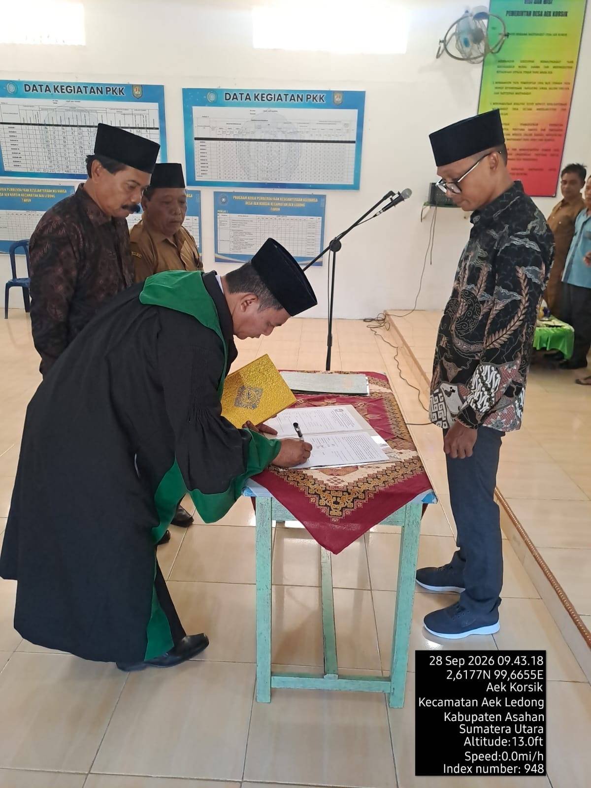 Bimbing Sumpah di Bawah Al-Qur'an, Penghulu KUA Aek Ledong Jadi Rohaniawan KPPS Desa Aek Korsik