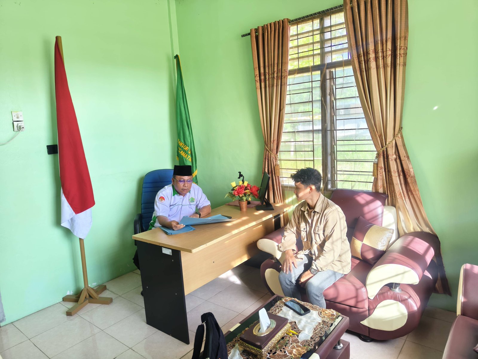 Kepala KUA Lahewa Terima Konsultasi Masyarakat Terkait Persiapan Administrasi Nikah Luar Kantor